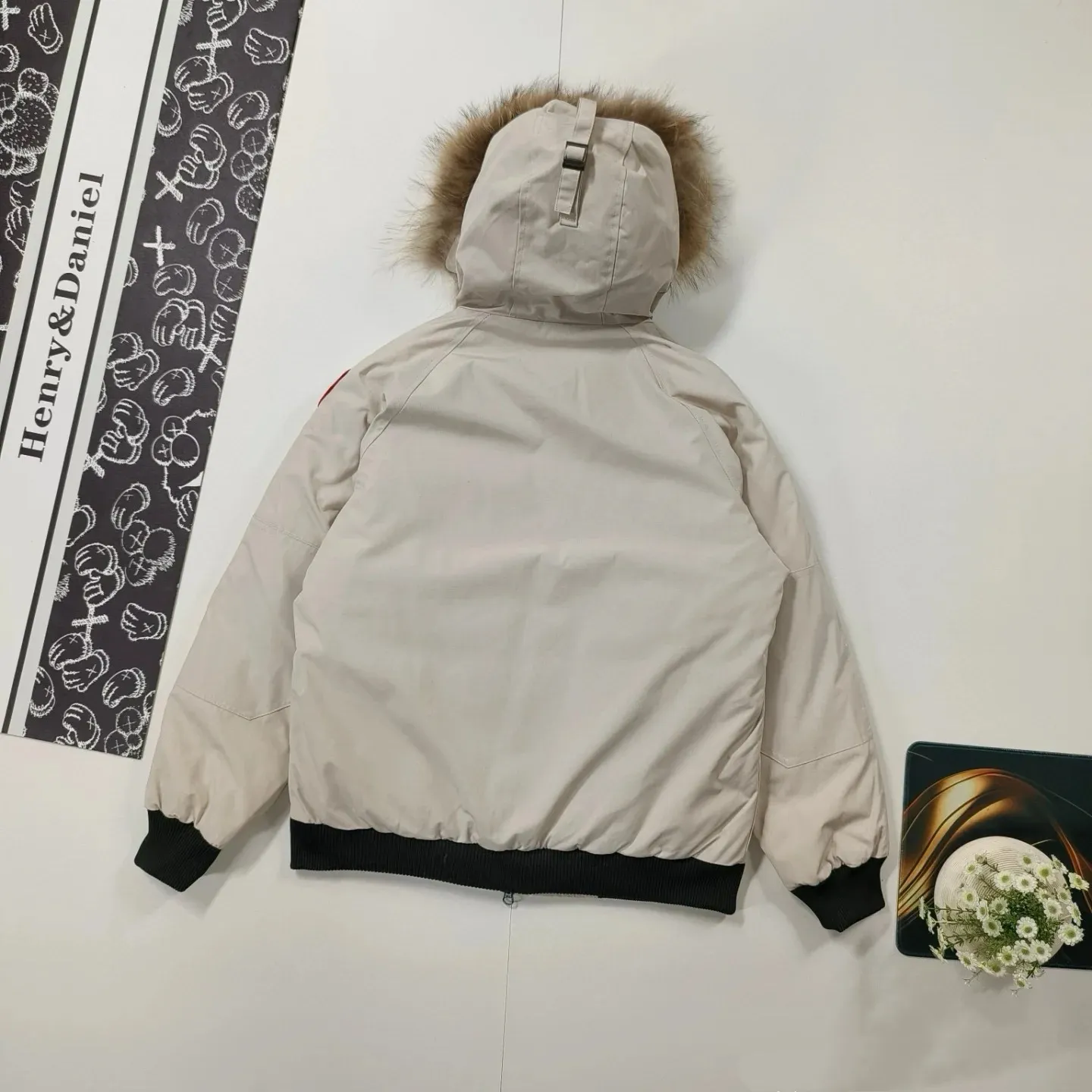 P580 Canada Goose/Canada Goose thickened parka fur collar cotton jacket. The fur collar is removable. The weight of a single piece is up to 4 pounds. It is thick and warm. The quality is bubbling. It is a high-end limited edition model of the British royal family brand in the United Kingdom and Europe. 100% good products are recommended in China.. At least 2w or more. The design with traditional British nobleness. It is a style that men dream of. It is really hard to get a ticket! ! Exported by a trading company...exclusively sold...Although it is a high-end limited edition in Europe...but due to the particularity of the fabric...this kind of fabric...is only available in Taiwan in the world! ! It is patented and developed in Taiwan... It uses bur gabardine functional fabric. The fabric is fully glued to isolate water molecules. It has the stiffness and texture of gabardine cotton. It also has the comfort of full memory functional fabric... breathability and high-end! ! Windproof, waterproof, anti-wrinkle, anti-scratch, breathable and all other powerful functions! ! This is definitely a down jacket that kills all others. The two flap pockets on the front and side. Its streamlined tailoring shows a unique fashion! ! The functional dual-purpose cuffs of the assault model...a design that reaches the pinnacle of aesthetics! ! The inside of the hem bottom has fixed windproof elastic and double adjustment buckles... which not only has functions but also enhances the overall upper body shape! ! Color: black off-white gray Size: S-3XL